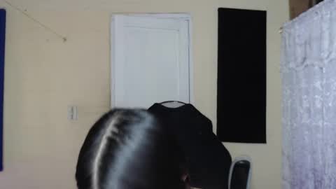 Snapshot of valeria_mendozza chatting on February 15, 10:52 pm   online show from February 15, 10:52 pm