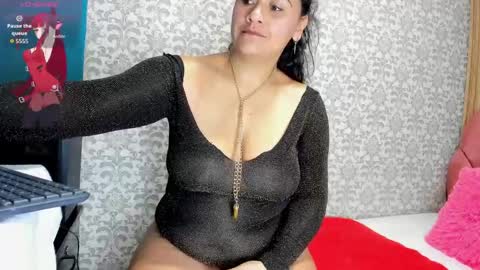 Costume lover online show from April 4, 7:00 pm