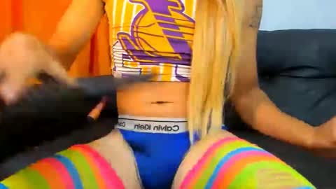 Snapshot of valeriapinkk chatting on December 23, 3:01 pm valeriapinkk online show from December 23, 3:01 pm