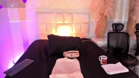 valeriekhaleesi online show from April 15, 9:37 pm