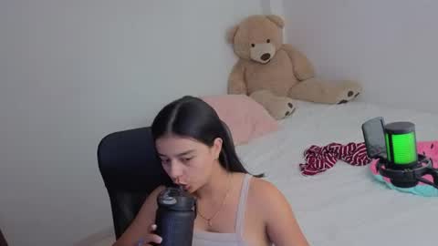 Snapshot of valerihouse_ chatting on July 24, 2:09 am valerihouse_ online show from July 24, 2:09 am