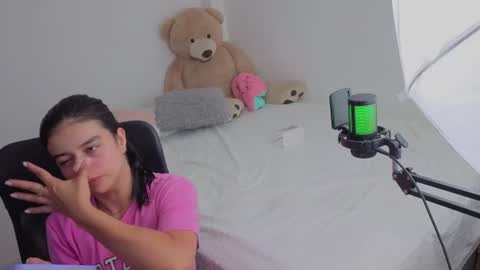 Snapshot of valerihouse_ chatting on August 4, 1:42 am valerihouse_ online show from August 4, 1:42 am