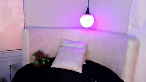 Snapshot of valeriia_moon chatting on December 13, 7:25 am Valeria GomezGMT-5 2200-0600 online show from December 13, 7:25 am