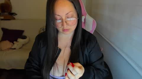 Snapshot of valeryvass_07 chatting on September 16, 12:33 am My name is Valery... Nice to meet you thumb up me please its important online show from September 16, 12:33 am