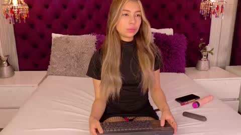 Snapshot of valeygomez chatting on February 7, 1:15 pm Valey online show from February 7, 1:15 pm