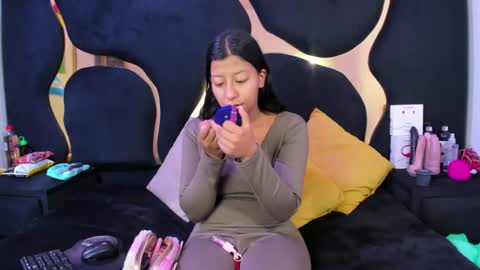 Snapshot of vanelin18 chatting on July 15, 2:44 pm Vane online show from July 15, 2:44 pm