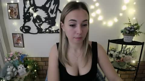 Snapshot of vanessa_joy_ chatting on April 17, 8:17 am Vanessa online show from April 17, 8:17 am