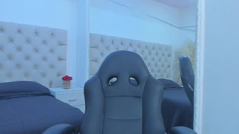 vanessascott_ online show from April 23, 8:46 am