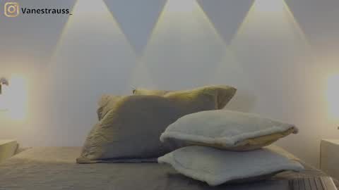 Snapshot of vanestrauss chatting on February 22, 8:53 pm New account follow me online show from February 22, 8:53 pm