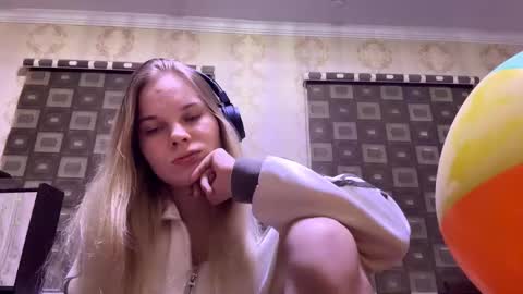 Snapshot of vaniasaisa chatting on November 14, 12:26 pm Saisa online show from November 14, 12:26 pm