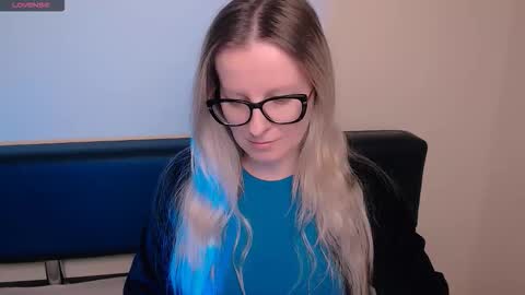 Mia online show from October 30, 8:05 am