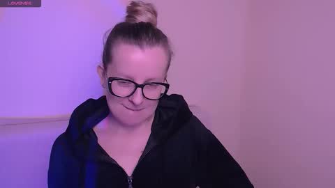 Mia online show from November 12, 8:04 am