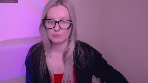 Mia online show from November 14, 8:46 am