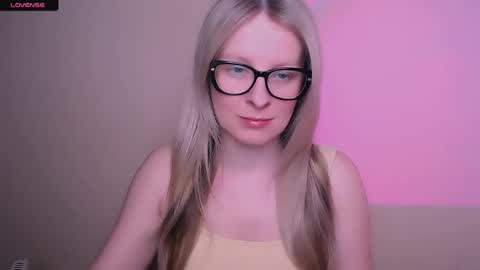 Snapshot of vanillaex_ chatting on May 1, 11:48 am Mia online show from May 1, 11:48 am