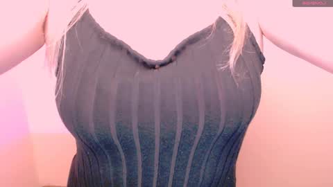 Snapshot of vanillaex_ chatting on May 22, 4:34 pm Mia online show from May 22, 4:34 pm