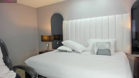 Snapshot of vanitysex chatting on December 21, 11:33 am Karine online show from December 21, 11:33 am