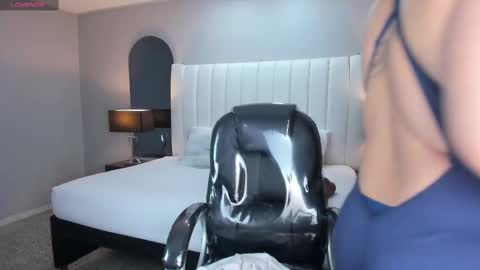 Snapshot of vanitysex chatting on February 25, 11:41 am Karine online show from February 25, 11:41 am