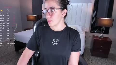 Snapshot of vanitysex chatting on October 21, 11:33 am Karine online show from October 21, 11:33 am