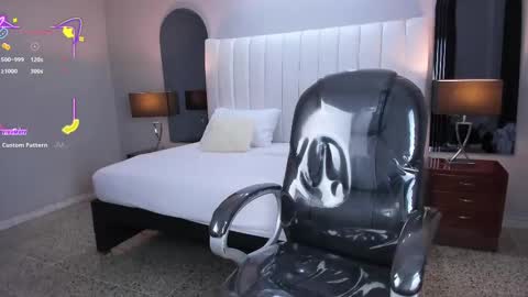 Snapshot of vanitysex chatting on October 24, 11:39 am Karine online show from October 24, 11:39 am