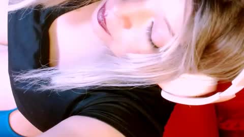 Snapshot of vanne_amet chatting on April 21, 2:04 am free follow me online show from April 21, 2:04 am