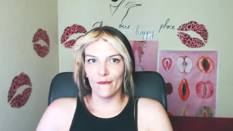 Snapshot of vanrey_ chatting on June 26, 6:40 am Vanessa online show from June 26, 6:40 am