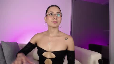 Snapshot of varenka_ivanova22 chatting on May 27, 4:53 am varenka_ivanova22 online show from May 27, 4:53 am