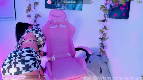 Snapshot of vaura222 chatting on February 7, 1:25 am vaura222 online show from February 7, 1:25 am