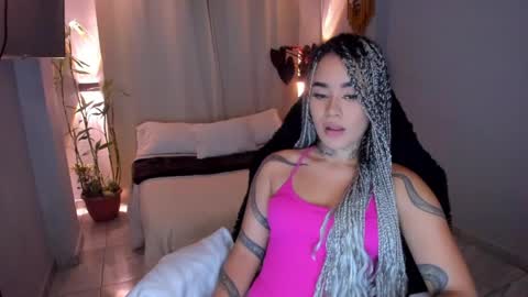 Snapshot of vayolett_bass chatting on May 24, 5:12 am Vayolett Bass online show from May 24, 5:12 am