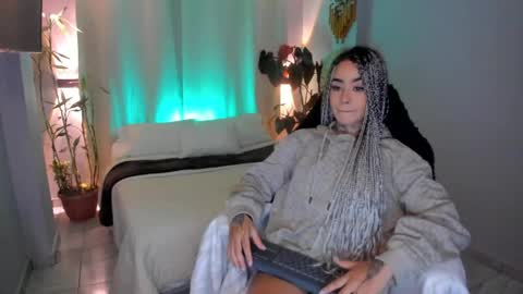 Snapshot of vayolett_bass chatting on May 28, 6:54 am Vayolett Bass online show from May 28, 6:54 am
