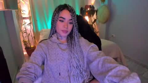 Snapshot of vayolett_bass chatting on May 28, 8:50 pm Vayolett Bass online show from May 28, 8:50 pm