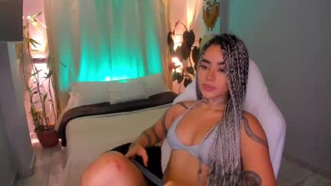 Snapshot of vayolett_bass chatting on June 5, 7:14 am Vayolett Bass online show from June 5, 7:14 am