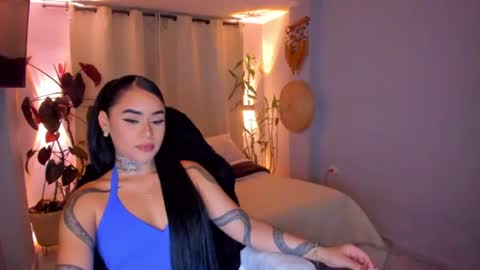 Snapshot of vayolett_bass chatting on June 23, 5:05 am Vayolett Bass online show from June 23, 5:05 am