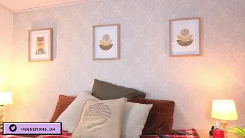 Vee Simons online show from March 23, 7:29 pm