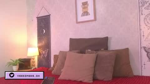 Snapshot of veesimons_dh chatting on June 3, 8:14 pm Vee Simons online show from June 3, 8:14 pm