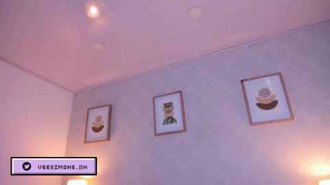 Snapshot of veesimons_dh chatting on June 6, 7:40 pm Vee Simons online show from June 6, 7:40 pm