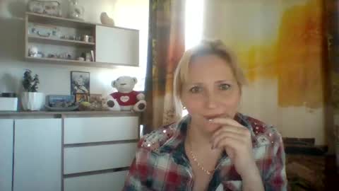 Snapshot of velka_raspberry chatting on May 8, 8:19 am velka_raspberry online show from May 8, 8:19 am