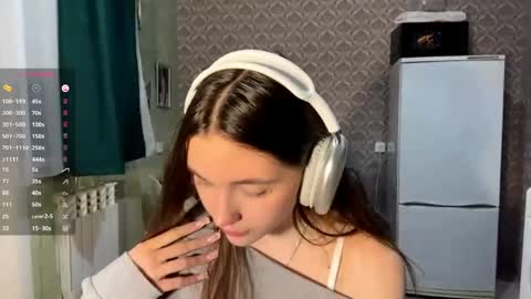 Nia online show from April 14, 5:19 pm