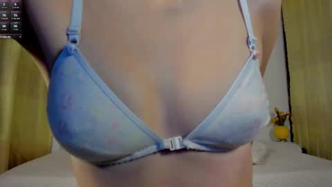 Snapshot of velvet_00 chatting on February 5, 8:08 am velvet_00 online show from February 5, 8:08 am