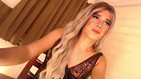 Snapshot of velvet_fux chatting on December 5, 4:23 pm Richy will make you fall in love online show from December 5, 4:23 pm