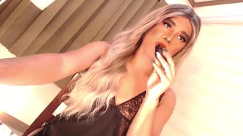 Snapshot of velvet_fux chatting on December 6, 7:54 am Richy will make you fall in love online show from December 6, 7:54 am