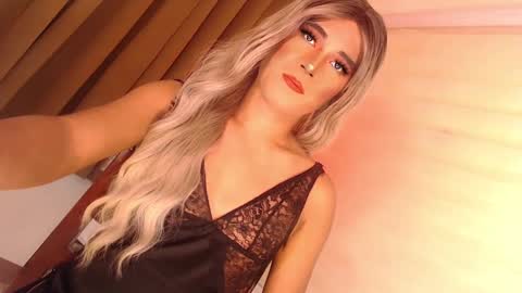 Snapshot of velvet_fux chatting on December 8, 10:30 am Richy will make you fall in love online show from December 8, 10:30 am