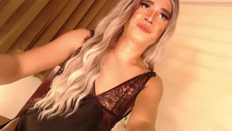 Snapshot of velvet_fux chatting on December 13, 8:20 am Richy will make you fall in love online show from December 13, 8:20 am