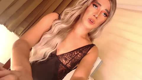 Snapshot of velvet_fux chatting on December 18, 1:23 pm Richy will make you fall in love online show from December 18, 1:23 pm