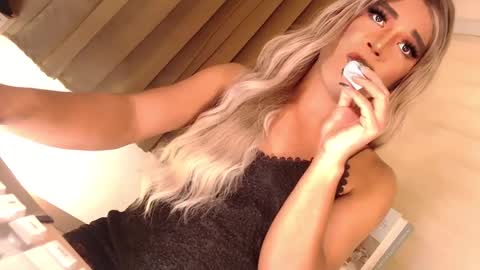 Snapshot of velvet_fux chatting on December 19, 5:29 pm Richy will make you fall in love online show from December 19, 5:29 pm