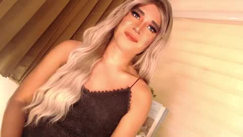 Snapshot of velvet_fux chatting on December 19, 8:34 pm Richy will make you fall in love online show from December 19, 8:34 pm