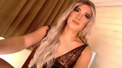 Snapshot of velvet_fux chatting on December 21, 8:00 pm Richy will make you fall in love online show from December 21, 8:00 pm