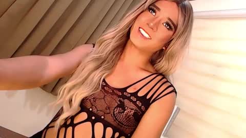 Snapshot of velvet_fux chatting on January 18, 5:37 pm Richy will make you fall in love online show from January 18, 5:37 pm