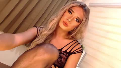 Snapshot of velvet_fux chatting on January 26, 10:35 pm Richy will make you fall in love online show from January 26, 10:35 pm