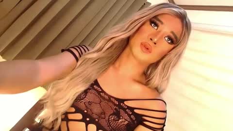 Snapshot of velvet_fux chatting on February 6, 9:53 am Richy will make you fall in love online show from February 6, 9:53 am