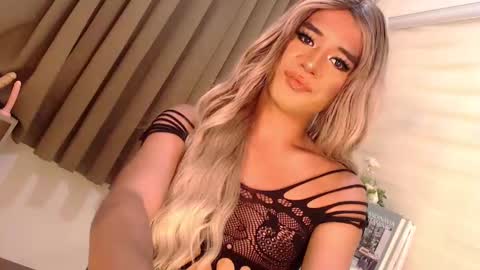 Snapshot of velvet_fux chatting on February 8, 10:19 pm Richy will make you fall in love online show from February 8, 10:19 pm